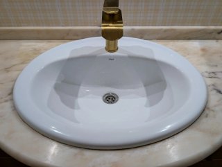 Mueble de baño Roca con repisa de mármol
