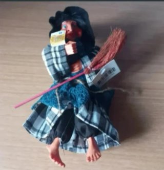 Bruja de la Suerte con Dinero y Escoba