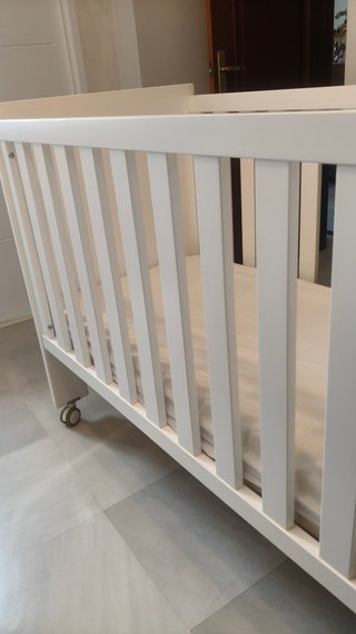 Cuna de bebé blanca lacada con colchón