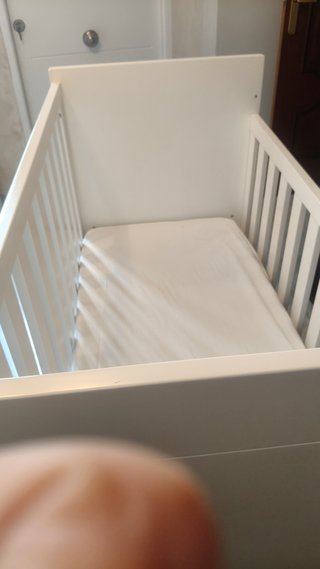 Cuna de bebé blanca lacada con colchón