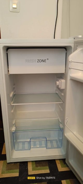 Nevera pequeña blanca.