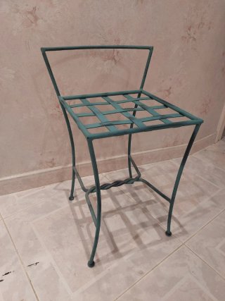 Silla metálica verde con diseño retorcido