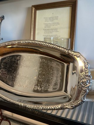 Bandeja de metal plateada decorada