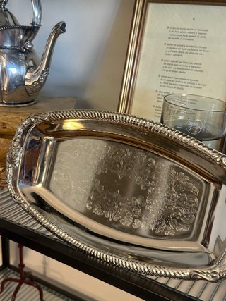 Bandeja de metal plateada decorada