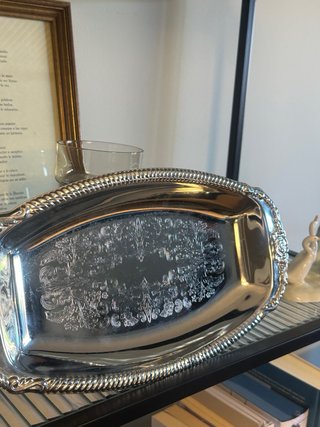 Bandeja de metal plateada decorada