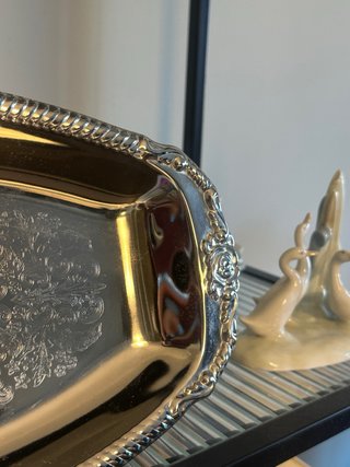 Bandeja de metal plateada decorada