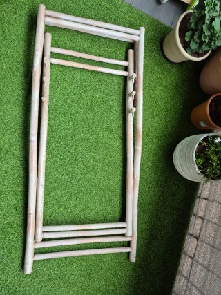 Hamaca de terraza de bambú y tela con reposapies.
