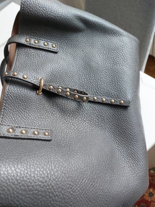Bolso gris con correa