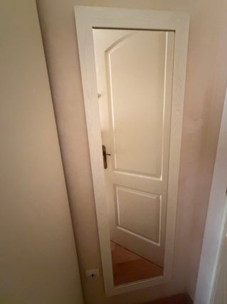 Espejo de cuerpo entero pared blanco