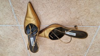 Zapatos de cuero dorados de tacón y punta estrecha