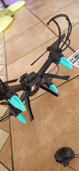 Drone con radiocomando e accessori