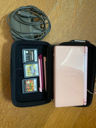 Nintendo DS Lite Rosa + cargador+ juegos