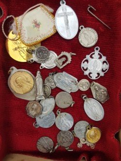 Antiguo lote religioso 27 medallas más caja espejo