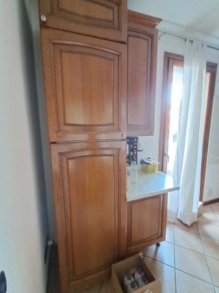 Cucina completa con elettrodomestici e marmo
