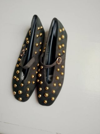 Bailarinas verdes con tachuelas doradas