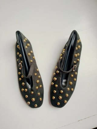 Bailarinas verdes con tachuelas doradas