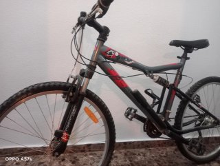 Bicicleta de adulto con freno roto