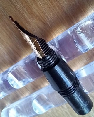 Pluma estilográfica negra metálica troquelada