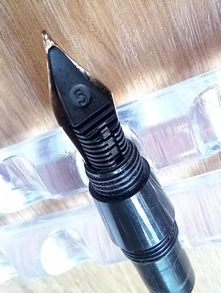 Pluma estilográfica negra metálica troquelada