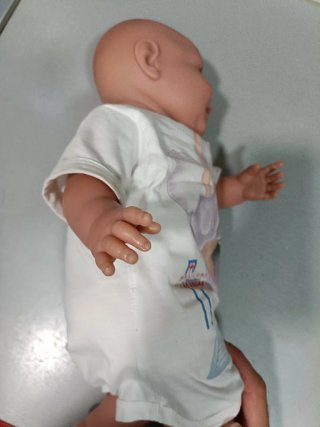 Muñeco bebé realista con camiseta