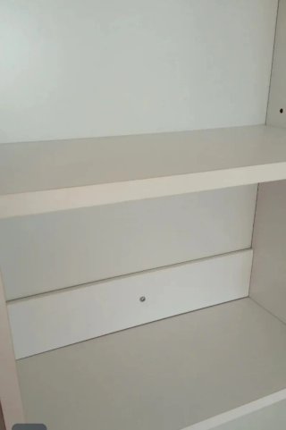 Mueble con espejo y estantes
