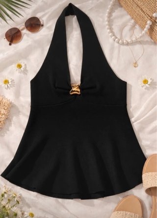Top negro halter con detalle dorado