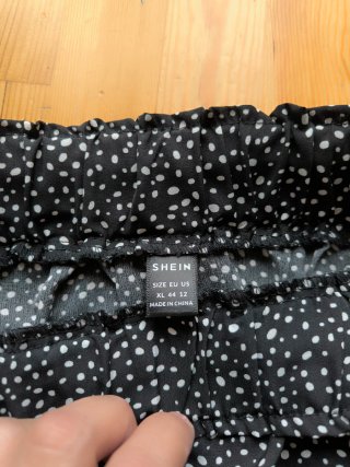 Falda negra con lunares blancos