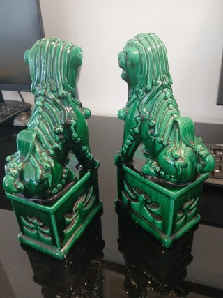 Coppia di statuette guardiani verdi in ceramica