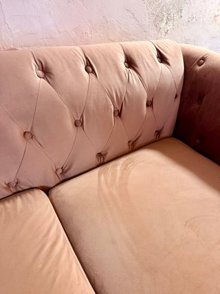 SOFÁ TERCIOPELO ROSA ESTILO CHESTERFIELD
