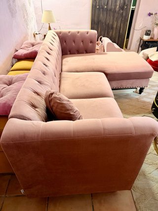 SOFÁ TERCIOPELO ROSA ESTILO CHESTERFIELD