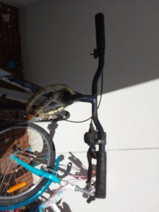Bicicleta gris urbana