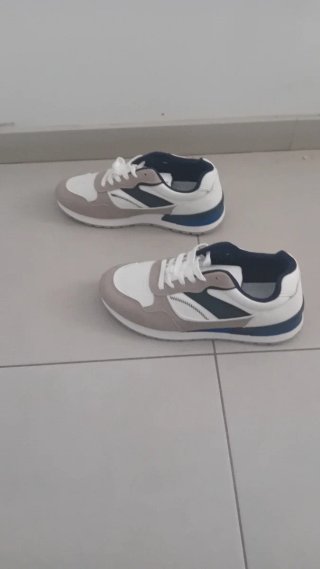 Zapatos de hombre grises y blancos talla 43