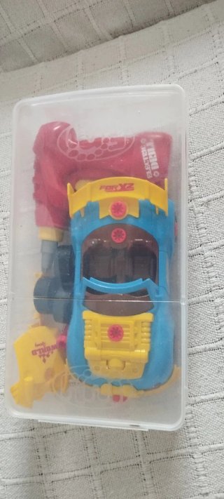 Coche de juguete mecánico azul y amarillo.