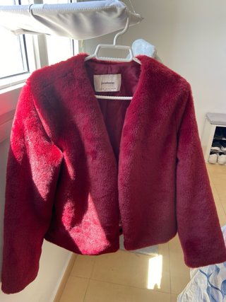 Abrigo pelo Stradivarius rojo talla M