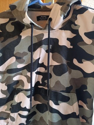 Sudadera con estampado militar
