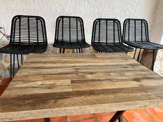 Conjunto taburetes de exterior y mesa baja