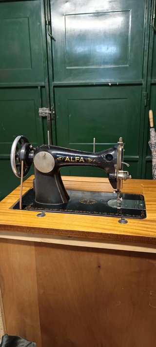 Máquina de coser Alfa antigua