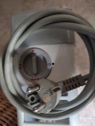 Estufa eléctrica beige y plateada
