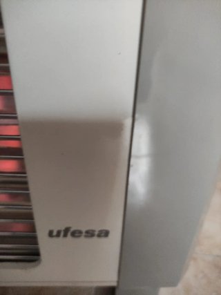 Estufa eléctrica beige y plateada