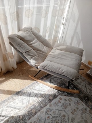 Sofá mecedor tapizado beige