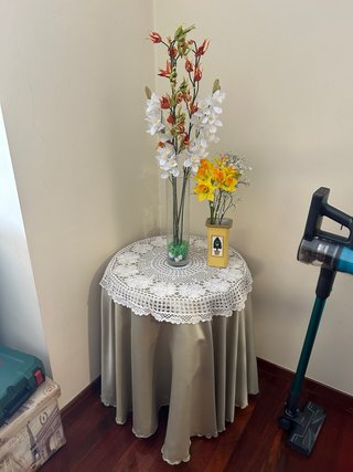 Mesa auxiliar redonda con mantel