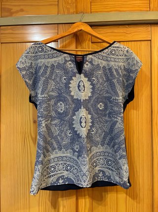 Camiseta azul con estampado