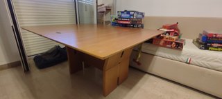 Tavolo alzabile e apribile in legno