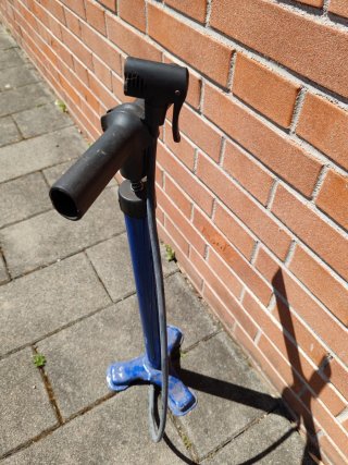 Pompa per bicicletta blu