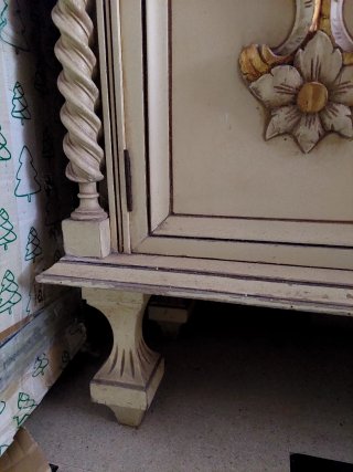 Taquillon de madera beige y dorado