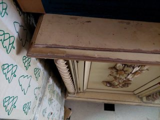 Taquillon de madera beige y dorado