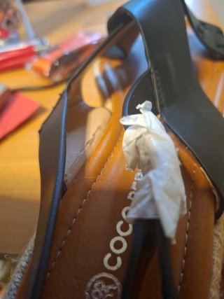 Chanclas negras con tiras cruzadas