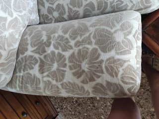 Sofá de tela beige y blanco