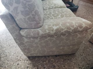 Sofá de tela beige y blanco