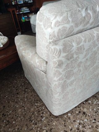 Sofá de tela beige y blanco